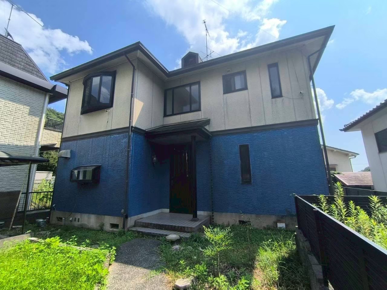 三田市M様邸の外壁塗装前の戸建て住宅外観