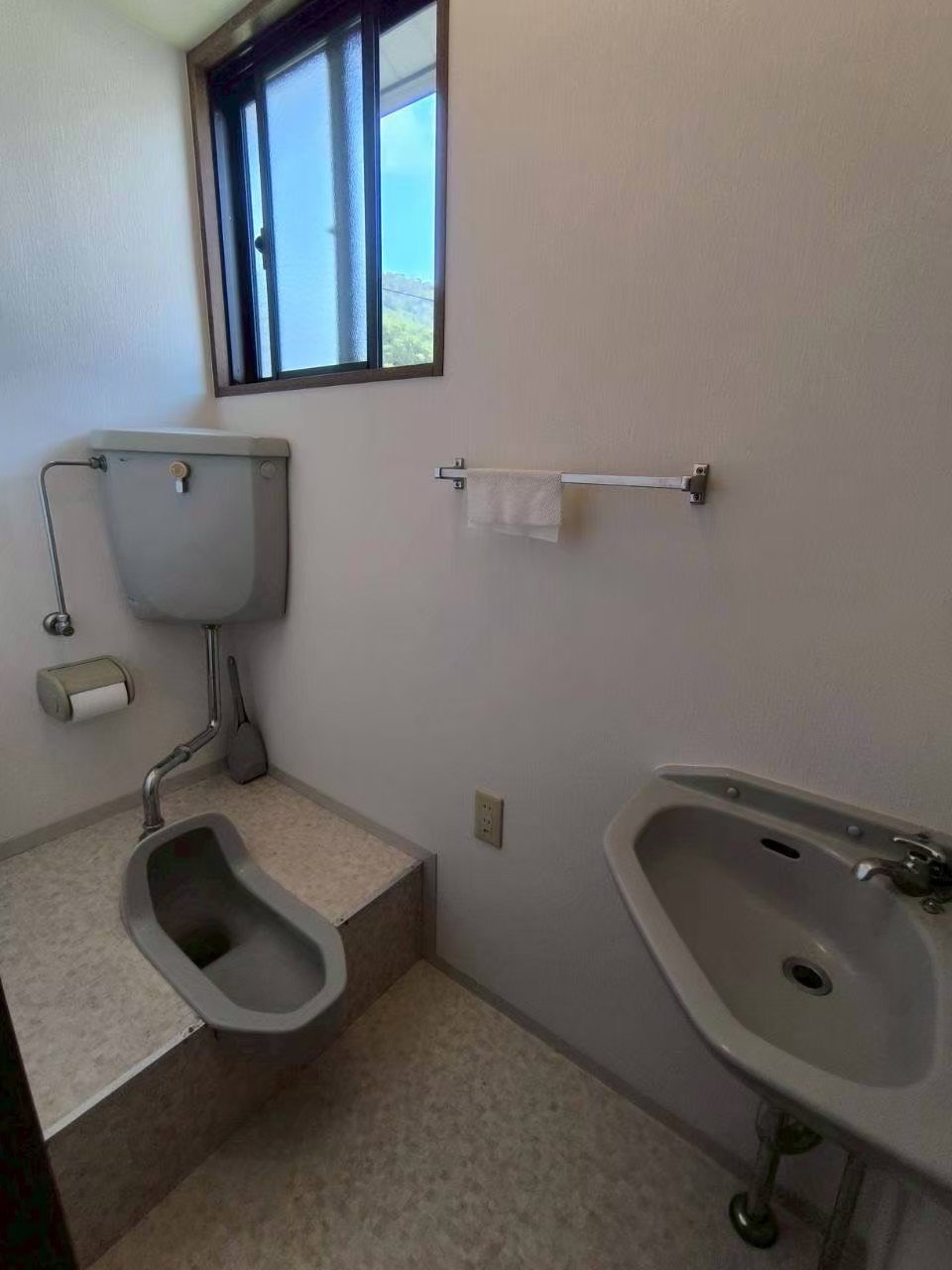 三田市M様邸のトイレリフォーム前の和式トイレ