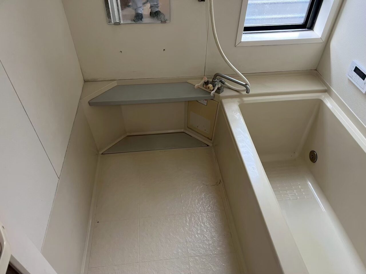 三田市M様邸のハウスクリーニング前の浴室