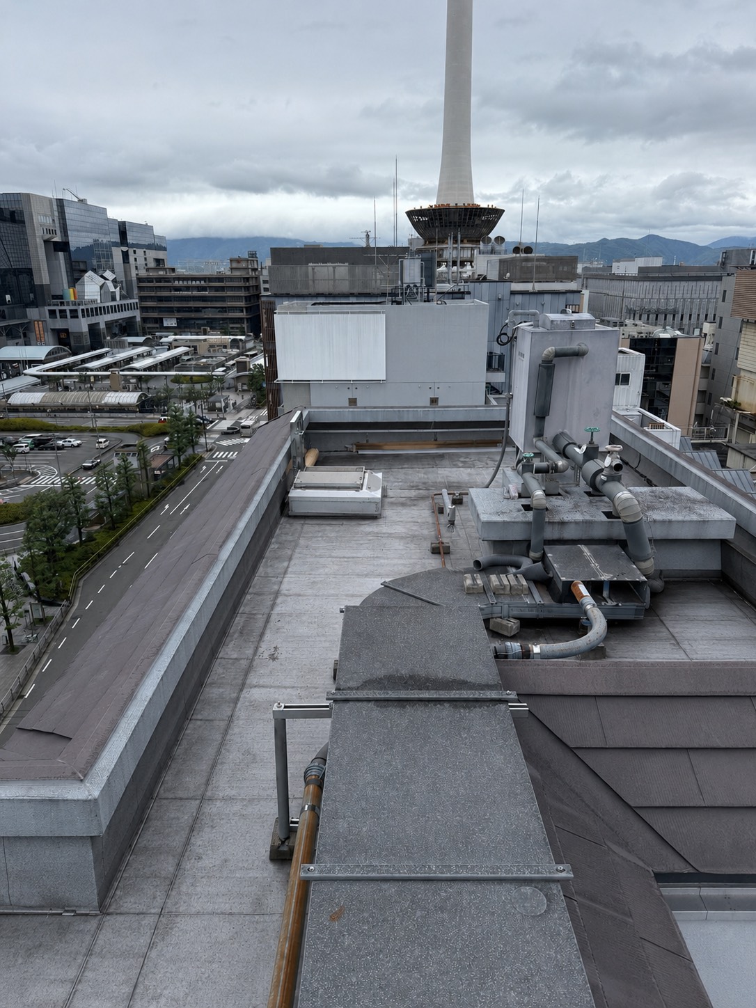 YU-AIビル屋上防水工事前の室外機と配管まわり